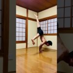【本当にヨガ…?!!】無重力ハンドスタンドとアームバランスの流れ #shorts