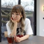 ロンドンバスにぶつかられ、黒い車が真っ赤になった