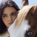 ケンダル・ジェンナー、”相棒”と自然の中で過ごすウェルビーイングな時間。| VOGUE JAPAN